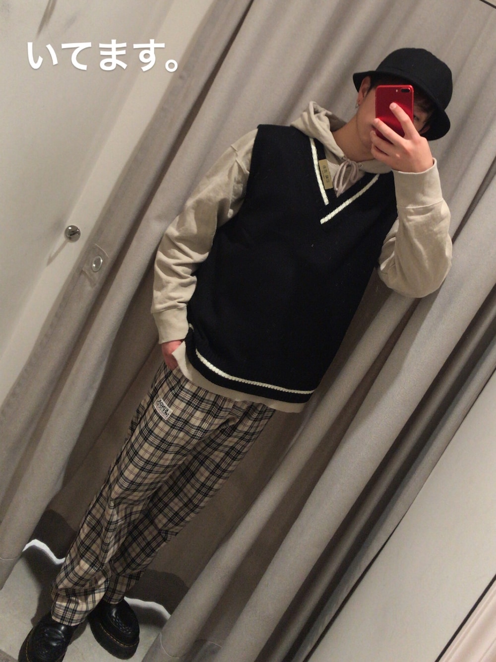 「春コーデ、ベスト、ベストニット、YARDPLUS、平成最後のWEARISTAセンバツ、今日のコーデ、ドクターマーチン」｜「YARD PLUSのYARD PLUS チルデンビックベスト（ベスト、ブラック系）」を使った、岩﨑真治さん（メンズ・180cm）の春コーディネートの1枚目の写真
