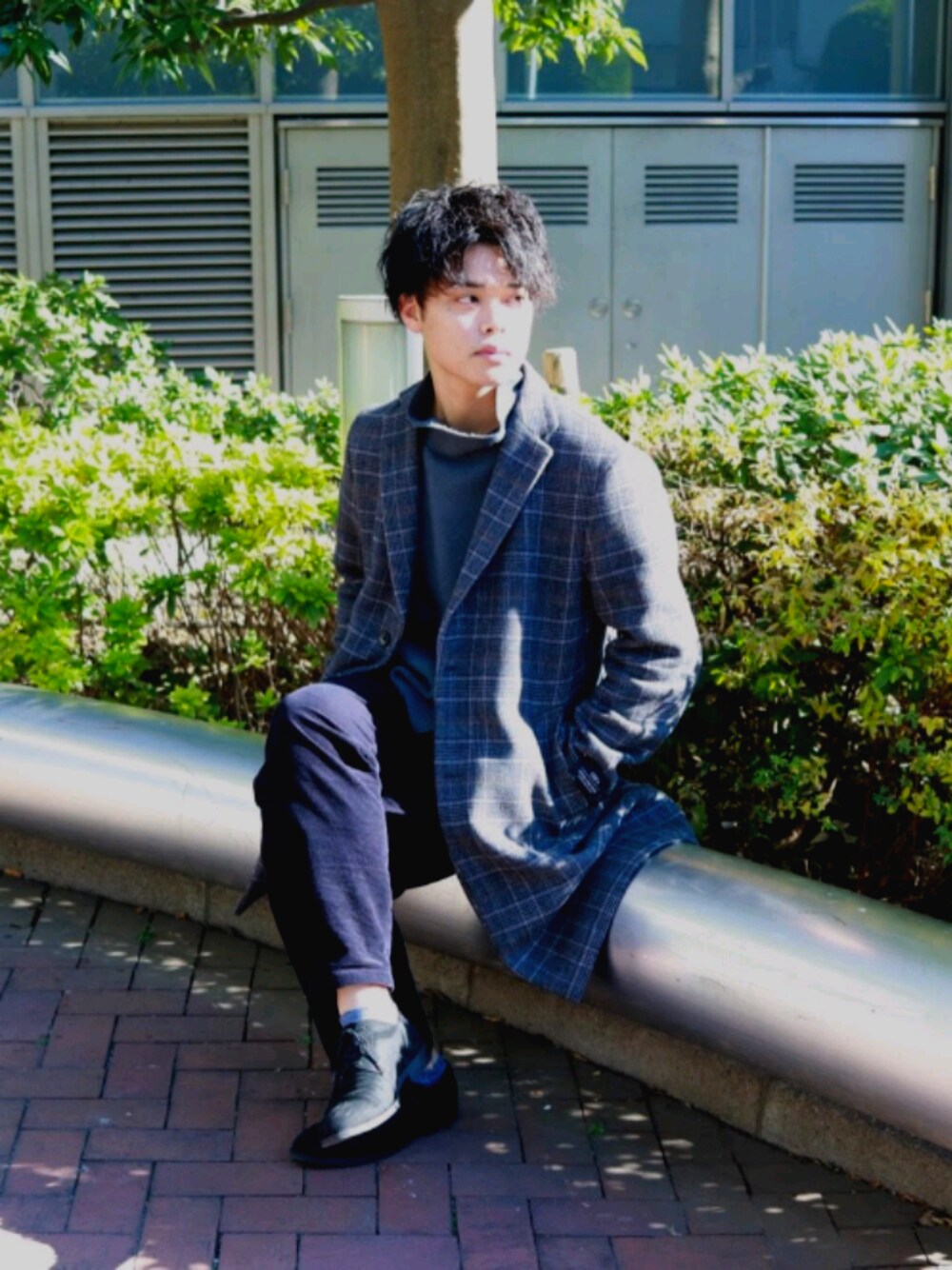 「UNITED ARROWSのアイテム（トレンチコート、ブルー系）」を使った、Riverさん（メンズ・168cm）の冬コーディネートの1枚目の写真