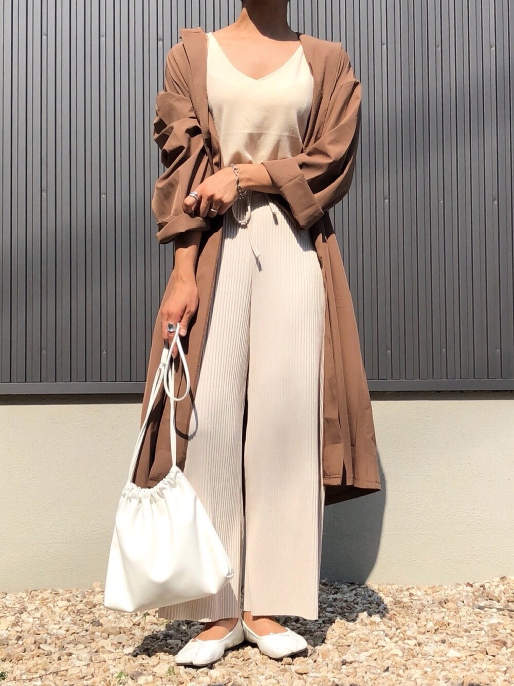 「シャツワンピ、ロングシャツ、ワントーンコーデ、ベージュコーデ、coca、巾着バッグ、LOWRYS FARM、ニットキャミソール」｜「LOWRYS FARMのゴウヒキンチャクショルダー　827810（ショルダーバッグ、ホワイト系）」を使った、MIHOさん（レディース・158cm）の夏コーディネートの1枚目の写真