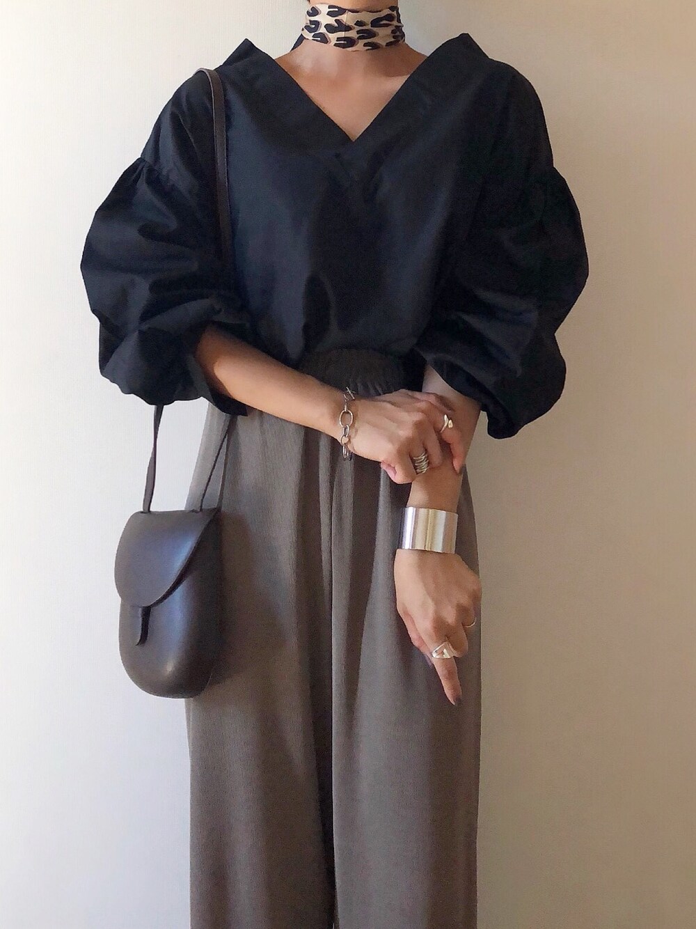 「大人カジュアル、秋のコーデ、カジュアルコーデ、着回しコーデ、ママファッション、ブラウスコーデ、アースカラー、きれいめカジュアル、キレイめ」｜「orubiaのアイテム（シャツ/ブラウス、ブラック系）」を使った、MIHOさん（レディース・158cm）の秋コーディネートの1枚目の写真