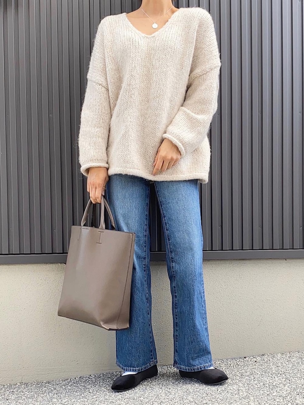 「大人カジュアル、ラフ、オトナ女子、楽チンコーデ、ゆるニット、フレアデニム、デニム、UNIQLO、カジュアルコーデ、プチプラコーデ」｜「Aco Designのアイテム（ニット/セーター、ホワイト系）」を使った、MIHOさん（レディース・158cm）の冬コーディネートの1枚目の写真