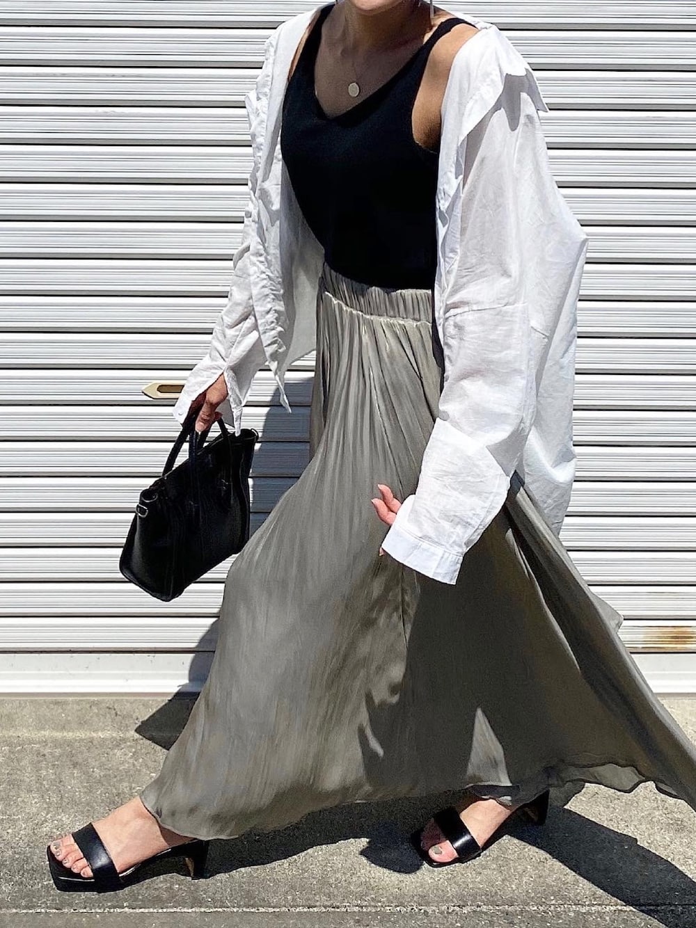 「夏コーデ、大人カジュアル、大人コーデ、サテンスカート、プリーツスカート、秋のコーデ、シャツコーデ、シャツ、シンプルコーデ」｜「Aco Designのアイテム（シャツ/ブラウス、ホワイト系）」を使った、MIHOさん（レディース・158cm）の夏コーディネートの1枚目の写真