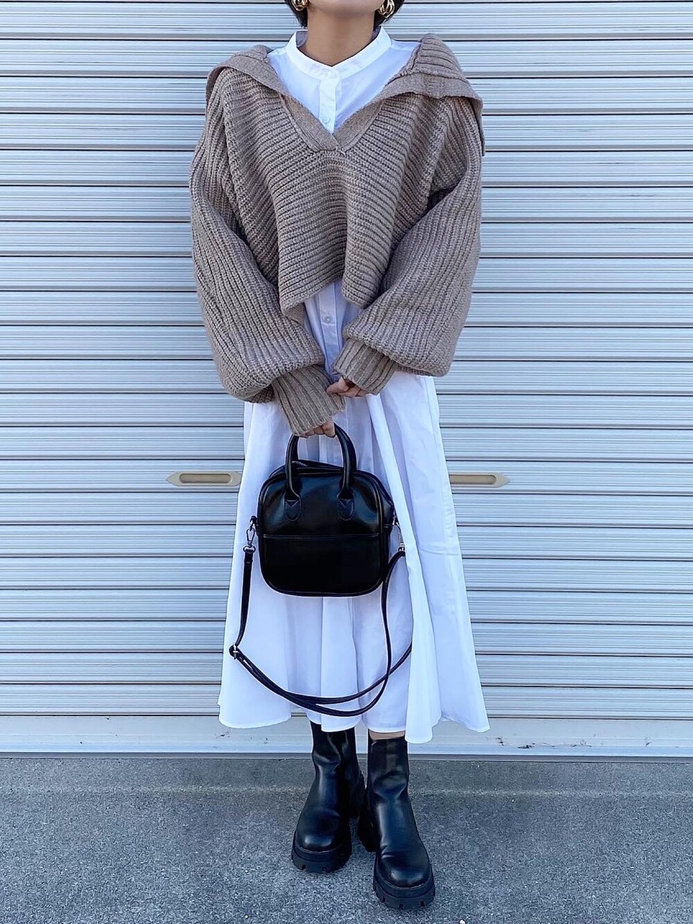 「シンプルコーデ、クリスマス、プチプラコーデ、ZARA、GU、シャツワンピ、襟付きトップス、ざっくりニット、ザラ、ジーユー」｜「ZARAのアイテム（ニット/セーター、ベージュ系）」を使った、MIHOさん（レディース・158cm）の冬コーディネートの1枚目の写真