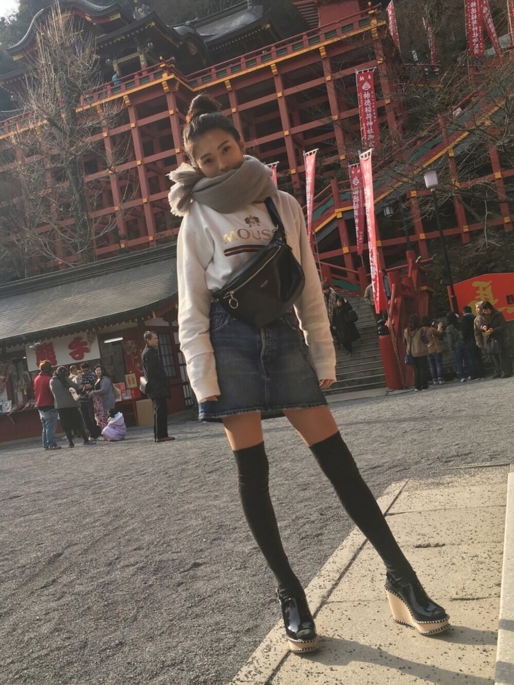 「カジュアルコーデ、休日スタイル、冬、ootd、マウジー、ニーハイソックス、moussy」｜「MOUSSYのMOUSSY CLASSIC PKJ（パーカー、ホワイト系）」を使った、y.さん（レディース・156cm）の冬コーディネートの1枚目の写真
