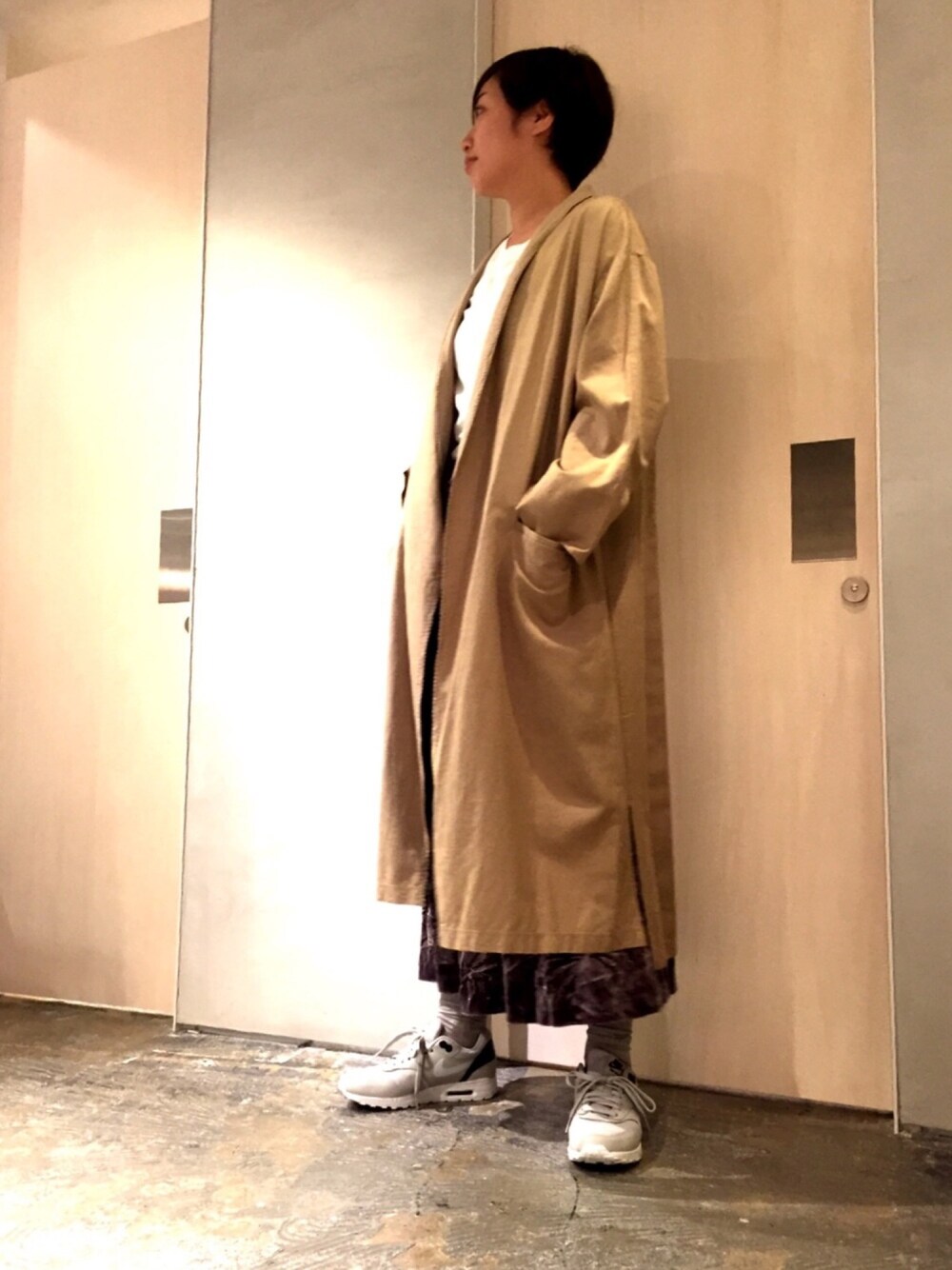 「スニーカー、シンプル、ベージュ、秋のコーデ、ベルベット、オーバーサイズ、ラフ、ootd、白Tシャツ、オトナカジュアル」｜「So 1:1のヴィンテージネップツイル 1枚パターンローブ（ノーカラージャケット、ベージュ系）」を使った、SMMさん（レディース・165cm）の夏コーディネートの1枚目の写真