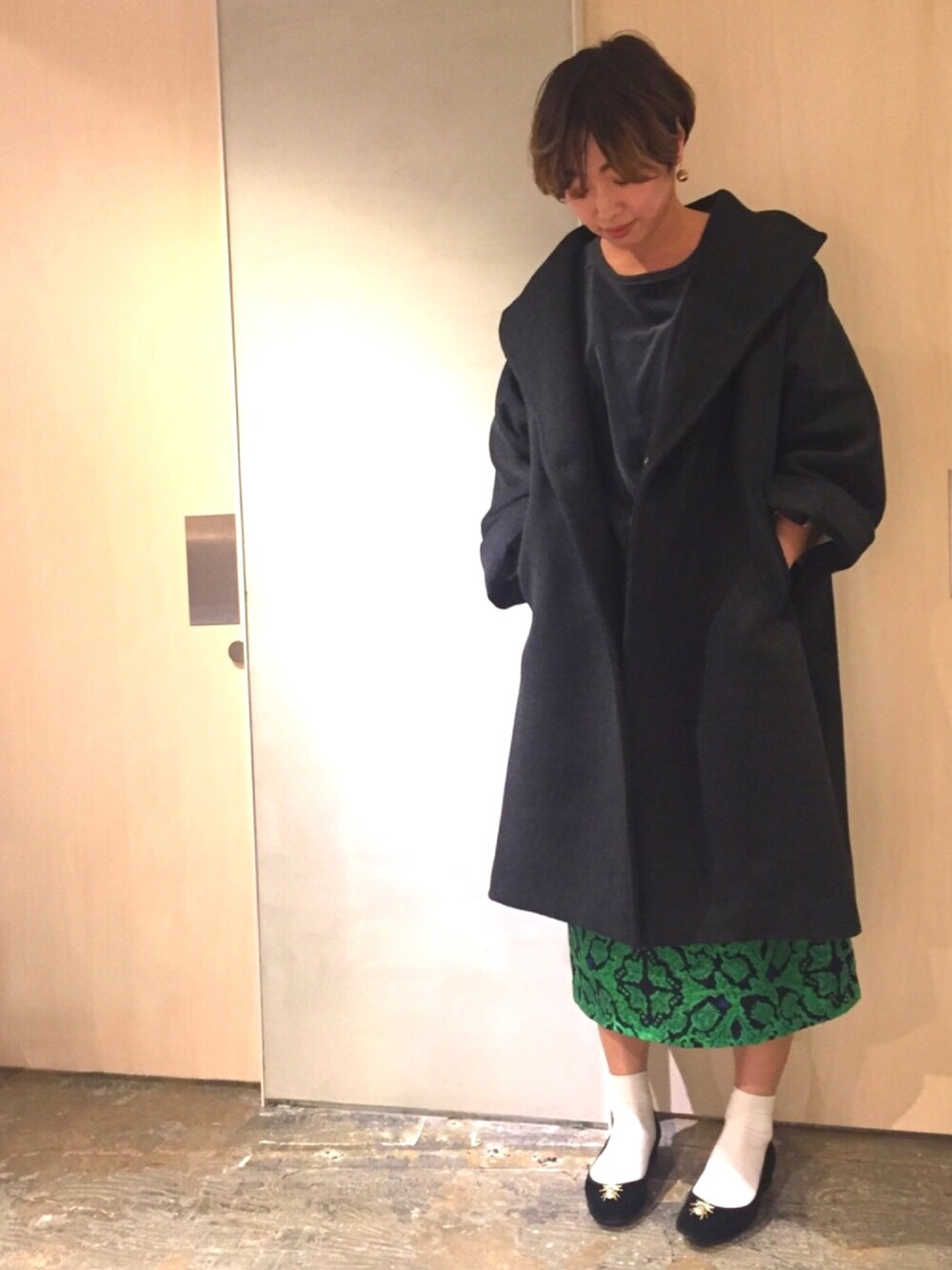 「アウター、カシミヤ、ビックシルエット、ベロア、柄スカート、ボタニカル柄、タイトスカート、パンプス、シンプル、冬コーデ」｜「So 1:1の【 web限定色 】W/CA 接結二重両面起毛ビーバー　１枚パターン CO（その他アウター、グレー系）」を使った、SMMさん（レディース・165cm）の秋コーディネートの1枚目の写真