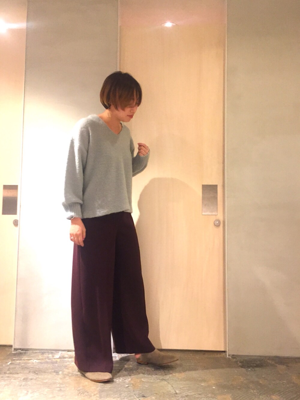 「サックスブルー、ボルドー、ニット、Vネック、ゆるコーデ、きれいめカジュアル、キレイめ、冬、ワイドパンツ、ワイドシルエット」｜「cardo fabricaの1/14 7G モヘア混 Vネックパフスリープルオーバー（ニット/セーター、グリーン系）」を使った、SMMさん（レディース・165cm）の冬コーディネートの1枚目の写真