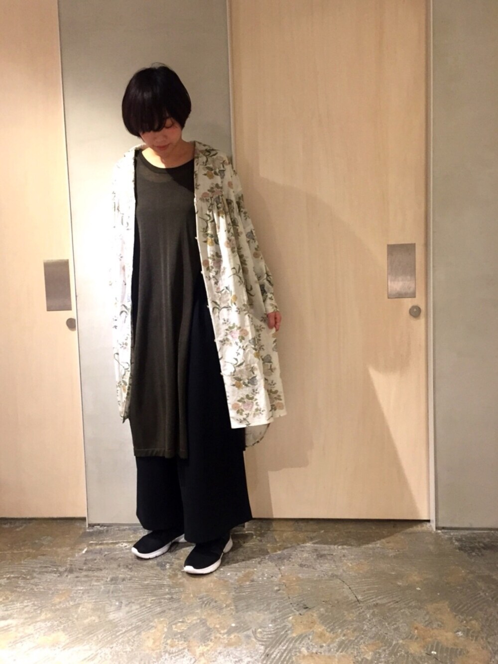 「春コーデ、新作、花柄、花柄ワンピース、シャツスタイル、シャツワンピ、ニット、ニットワンピース、白シャツ」｜「So 1:1のメランジダブルクロス　ワイド イージーPT（その他パンツ、ブラック系）」を使った、SMMさん（レディース・165cm）の冬コーディネートの1枚目の写真