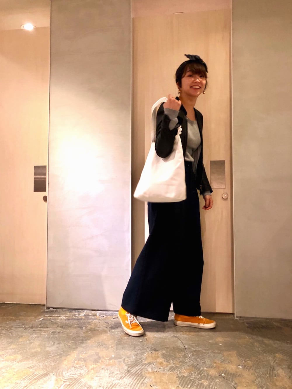 「レザージャケット、ブラック、黒、春コーデ、パール、キャンバストート、白、ワイドパンツ、シンプルコーデ、モノトーン」｜「nitcaの▼ SHEEP LEATHER ジップブルゾン（ブルゾン、ブラック系）」を使った、SMMさん（レディース・165cm）の冬コーディネートの1枚目の写真