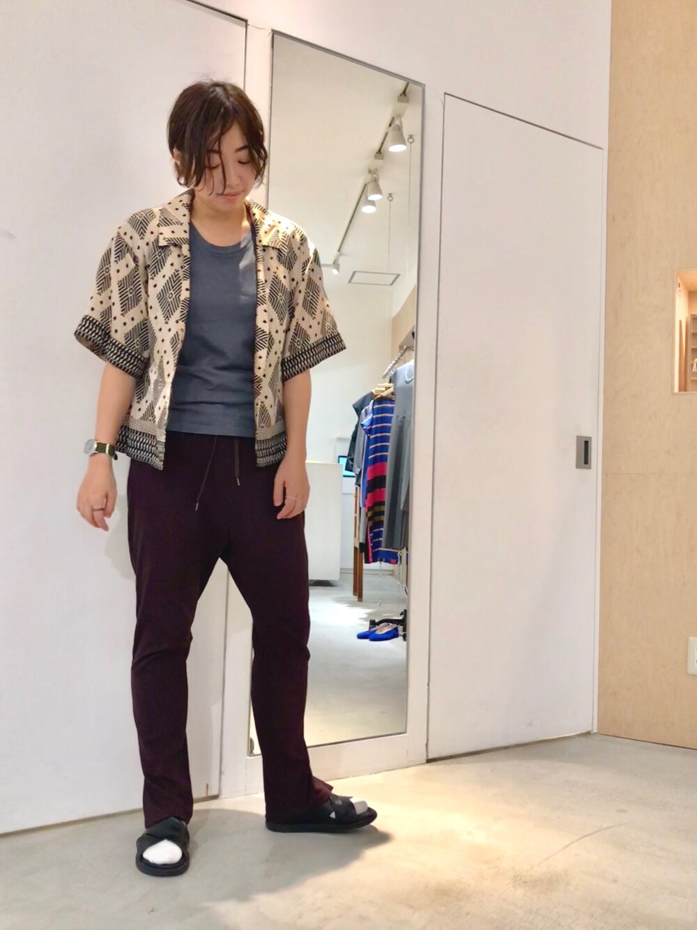 「開襟シャツ、柄シャツ、サテン、スパッツ、ラクチンコーデ、ゆるコーデ、サンダル、サンダルに靴下、メンズライク、caph」｜「caphのスパンスクエアドビー タックギャザーMIX BL（シャツ/ブラウス、ベージュ系）」を使った、SMMさん（レディース・165cm）の夏コーディネートの1枚目の写真