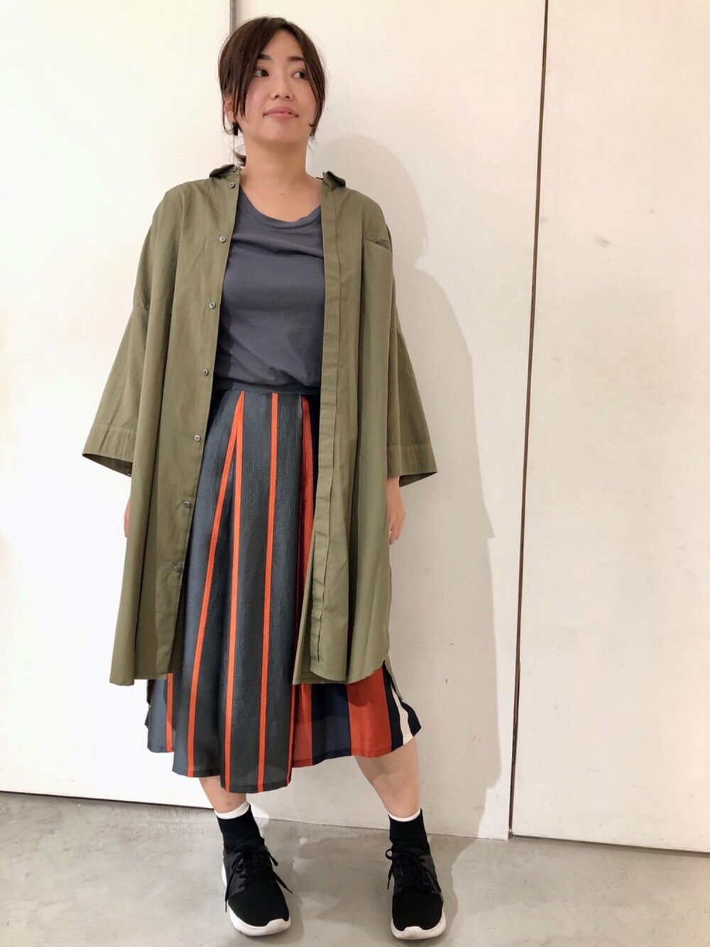 「ビックシルエット、シャツスタイル、カーキ、ミリタリー、ワンピース、ワンピース×スニーカー、ストライプ、オレンジ、グレー、スニーカー」｜「note et silence の100/2 ギザコットン ビックシャツ（シャツワンピース、グリーン系）」を使った、SMMさん（レディース・165cm）の夏コーディネートの1枚目の写真
