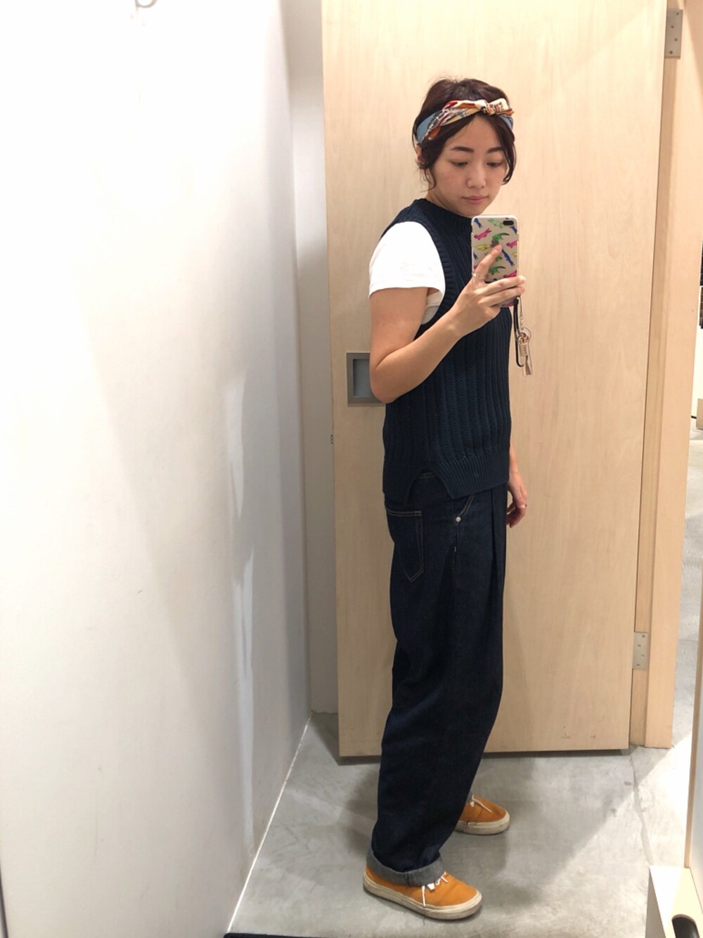 「オトナカジュアル、ニットベスト、デニム、ワイドパンツ、スニーカーコーデ、ネイビーコーデ、夏のワントーンコーデ、アンビデックス、スカーフ、メンズライク」｜「yuniのMALU　ハイネックベスト（ニット/セーター、ブルー系）」を使った、SMMさん（レディース・165cm）の夏コーディネートの1枚目の写真