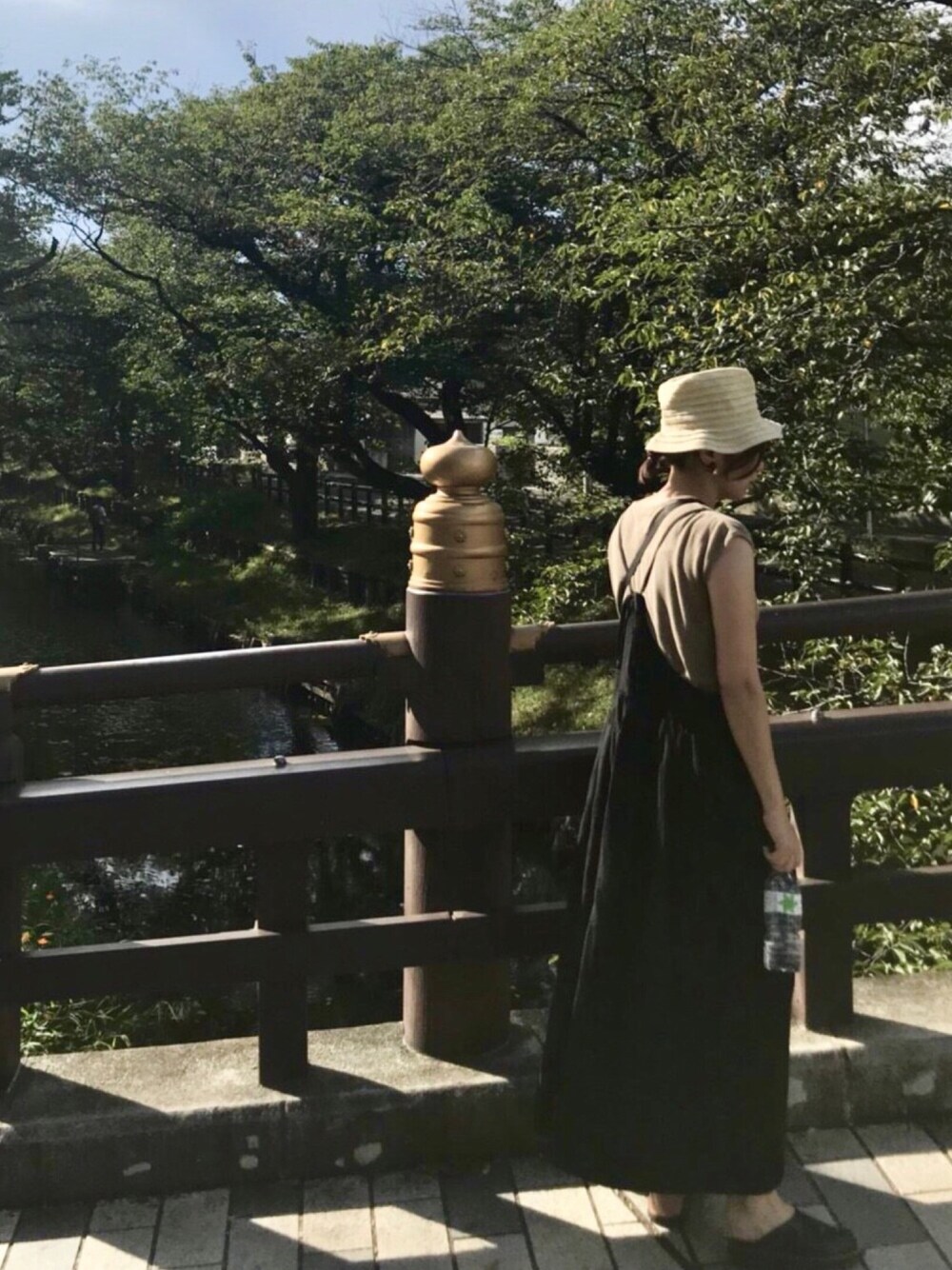「シンプルコーデ、オトナカジュアル、夏、ワンピース、楽チンコーデ、ブラウン、キャミワンピ、黒、重ね着、いろはす」｜「Ebonyivoryの▲【 web限定商品 】ビスコースリネンキャンバスワッシャー 吊りギャザーワンピース（ジャンパースカート、ブラック系）」を使った、SMMさん（レディース・165cm）の夏コーディネートの1枚目の写真