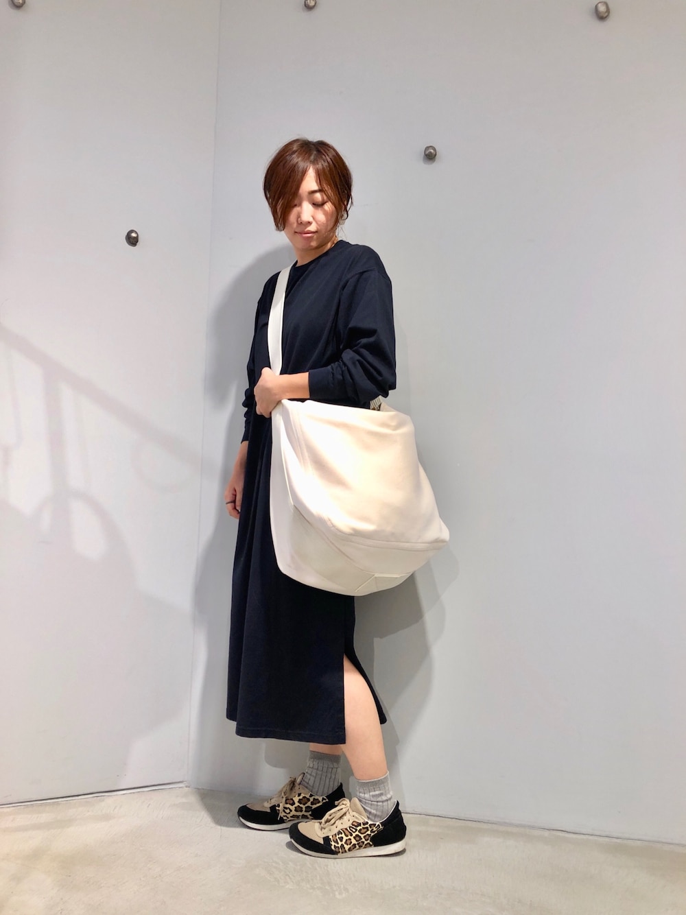 「キャンバストート、ショルダーバッグ、ビックシルエット、秋コーデ、ワンピース、ワンピース×スニーカー、ネイビー、ひょう柄、シンプル、大人カジュアル」｜「MAISON CANVVASのMAISON CANVVAS/メゾン キャンバス/CANVAS SHOULDER/L（ショルダーバッグ、ホワイト系）」を使った、SMMさん（レディース・165cm）の夏コーディネートの1枚目の写真