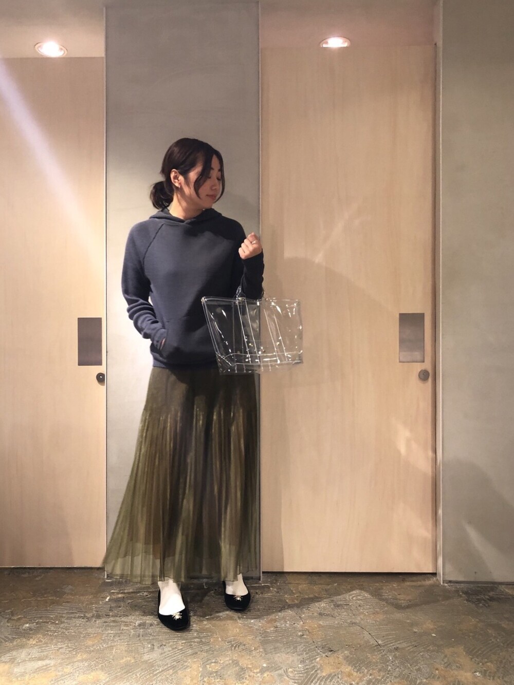「パーカー、パーカー グレー、ニット、綿ニット、プリーツスカート、フレアスカート、グリーン、秋のコーデ、メンズライク、ベロア」｜「Ebonyivoryの16/2 Cotton変型RIB フードパーカー（パーカー、ブラック系）」を使った、SMMさん（レディース・165cm）の秋コーディネートの1枚目の写真