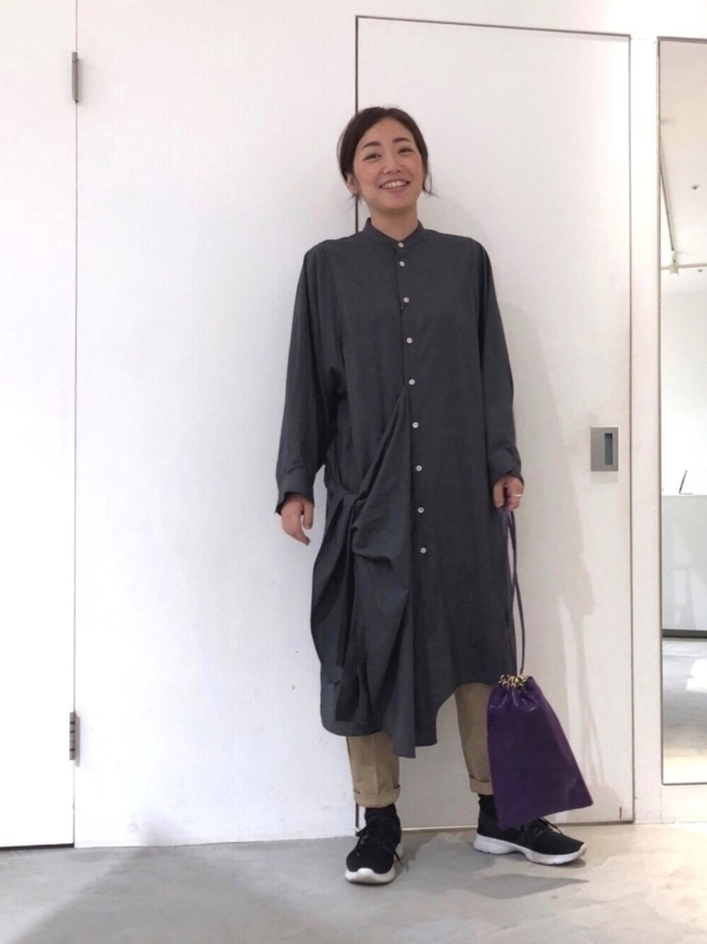 「シャツスタイル、シャツワンピ、ノーカラーシャツ、ベージュ、チノパン、シンプル、パープル、サコッシュ、ショルダーバッグ、秋」｜「cardo fabricaのピッグスエード／フィルム加工 きんちゃくバッグ（ハンドバッグ、パープル系）」を使った、SMMさん（レディース・165cm）の夏コーディネートの1枚目の写真