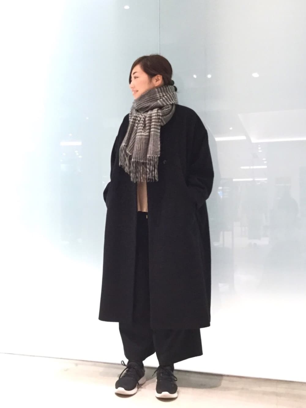 「コート、黒コート、ウールコート、ロングコート、ノーカラーコート、ワッフル、カシミヤ、チェック、大判ストール、スニーカーコーデ」｜「rukkilillのラクメンニット クループルオーバー（Tシャツ/カットソー、グリーン系）」を使った、SMMさん（レディース・165cm）の秋コーディネートの1枚目の写真