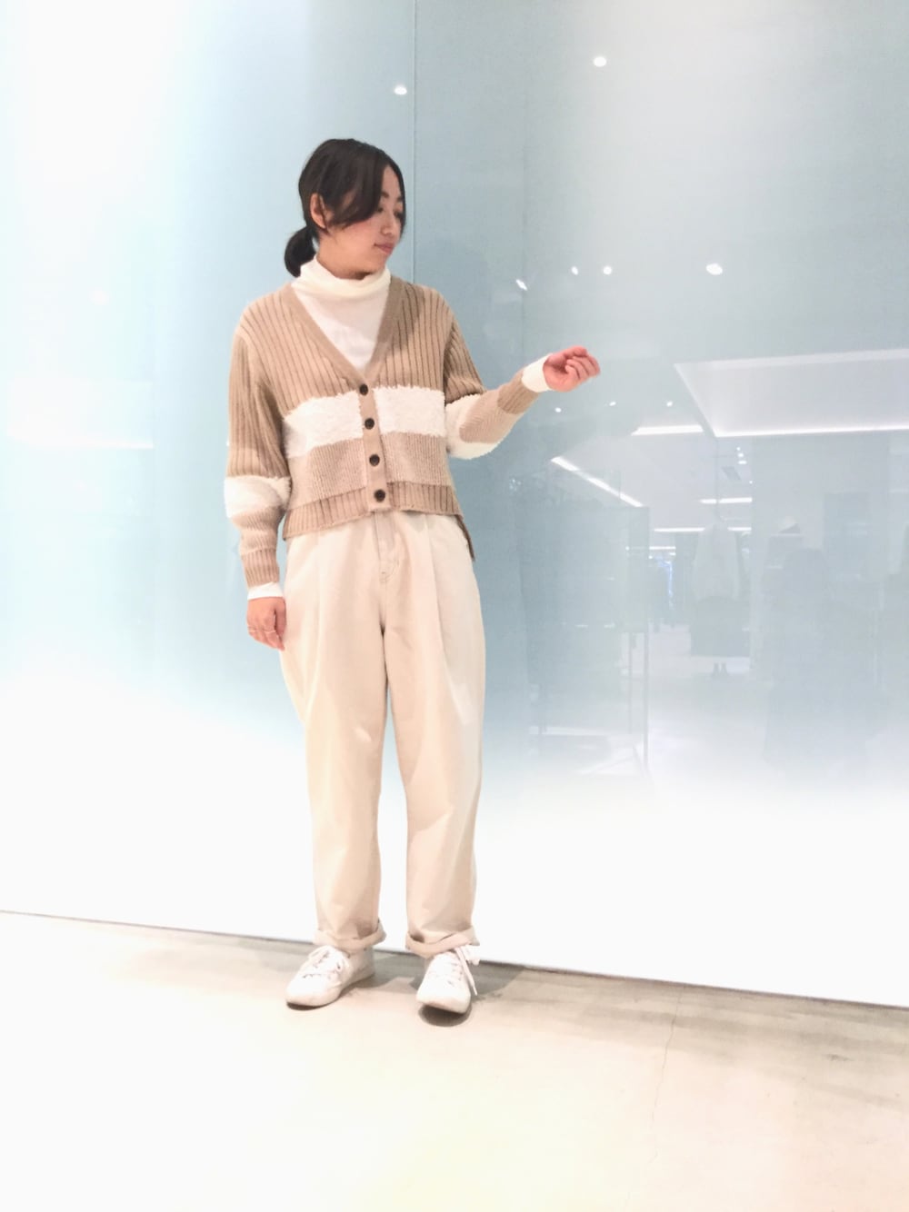「ホワイト、パンツスタイル、デニムパンツ、白デニム、ゆるコーデ、カーディガン、ボーダー、ベージュコーデ、春、春コーデ」｜「caphのPIMA COOL MIX ショートカーディガン（カーディガン/ボレロ、ベージュ系）」を使った、SMMさん（レディース・165cm）の冬コーディネートの1枚目の写真