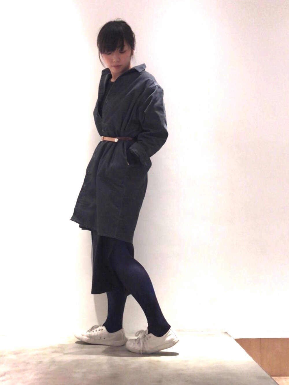 「シャツスタイル、ウエストマーク、PVC、オレンジ、ベルト、スニーカーコーデ、柄、柄タイツ、花柄、春コーデ」｜「caphのサマーコール　シャツワンピース（シャツワンピース、グレー系）」を使った、SMMさん（レディース・165cm）の冬コーディネートの1枚目の写真