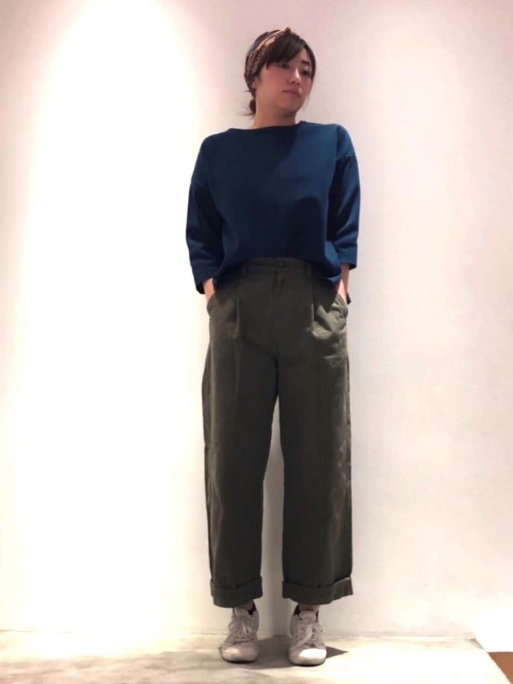 「シンプル、カジュアル、チノパン、カーゴパンツ、きれいめカジュアル、白スニーカー、春色、ワイドパンツ、カーキ、note et silence」｜「EbonyivoryのSELBREEZE ハーフミラノボックスプルオーバー（ニット/セーター、ブルー系）」を使った、SMMさん（レディース・165cm）の冬コーディネートの1枚目の写真