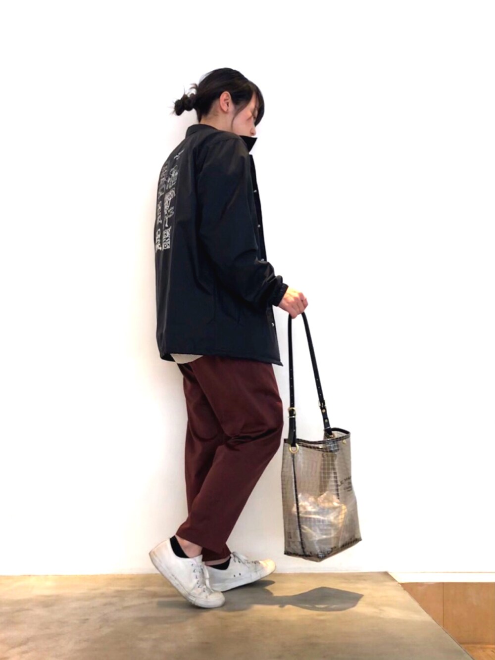 「コーチジャケット、シンプルコーデ、春、クリアバッグ、ラフ、パンツスタイル、ボルドー、ゆるコーデ、メンズライク、ユニセックス」｜「HANZBONの〈HANZBON〉ｺｰﾁｼﾞｬｹｯﾄ（ナイロンジャケット、ブラック系）」を使った、SMMさん（レディース・165cm）の春コーディネートの1枚目の写真