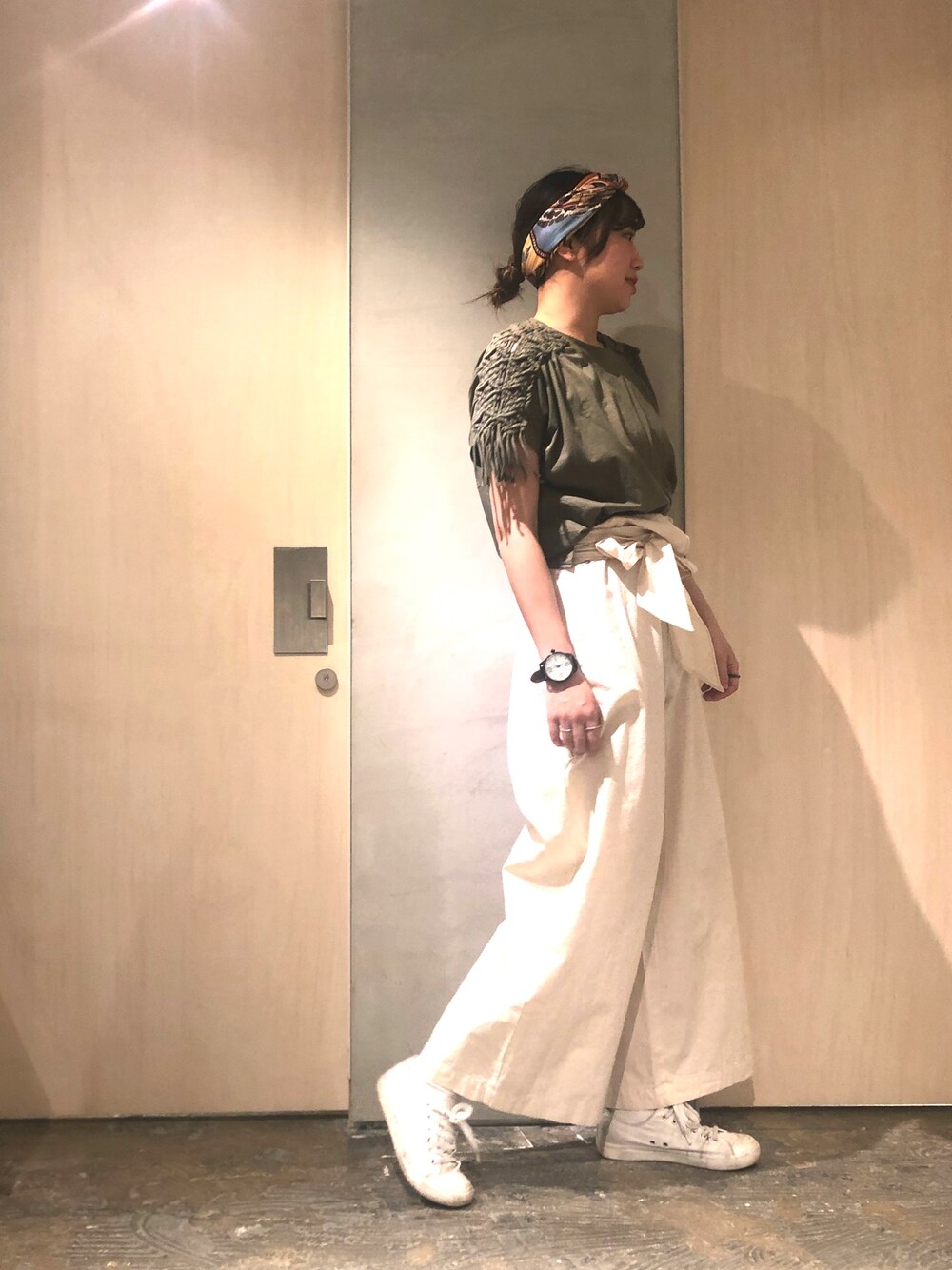 「春、夏、マクラメ、カットソー、Tシャツ、カーキ、アースカラー、オレンジ、スカーフ、ヘアアレンジ」｜「nitcaの40/-ハイゲージ天竺 マクラメ編みプルオーバー（Tシャツ/カットソー、グリーン系）」を使った、SMMさん（レディース・165cm）の春コーディネートの1枚目の写真