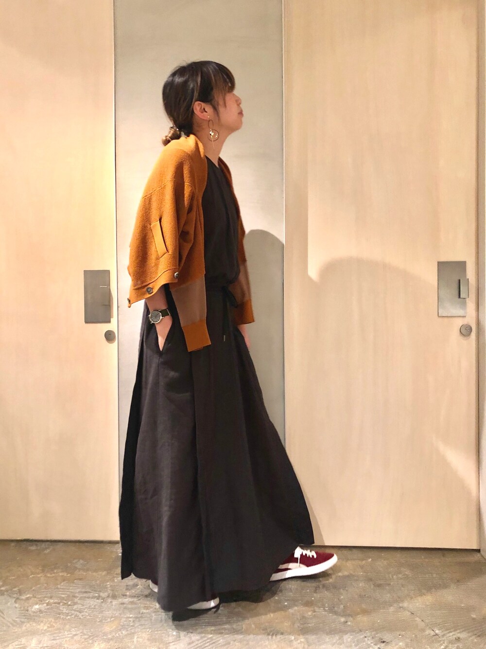 「ワンピース、ノースリーブ、リネン、綿麻、ラクチンコーデ、オレンジ、カーディガン、春コーデ、夏コーデ、オトナカジュアル」｜「caphのC/Liアムンゼンワンピース（ワンピース、ブラック系）」を使った、SMMさん（レディース・165cm）の春コーディネートの1枚目の写真