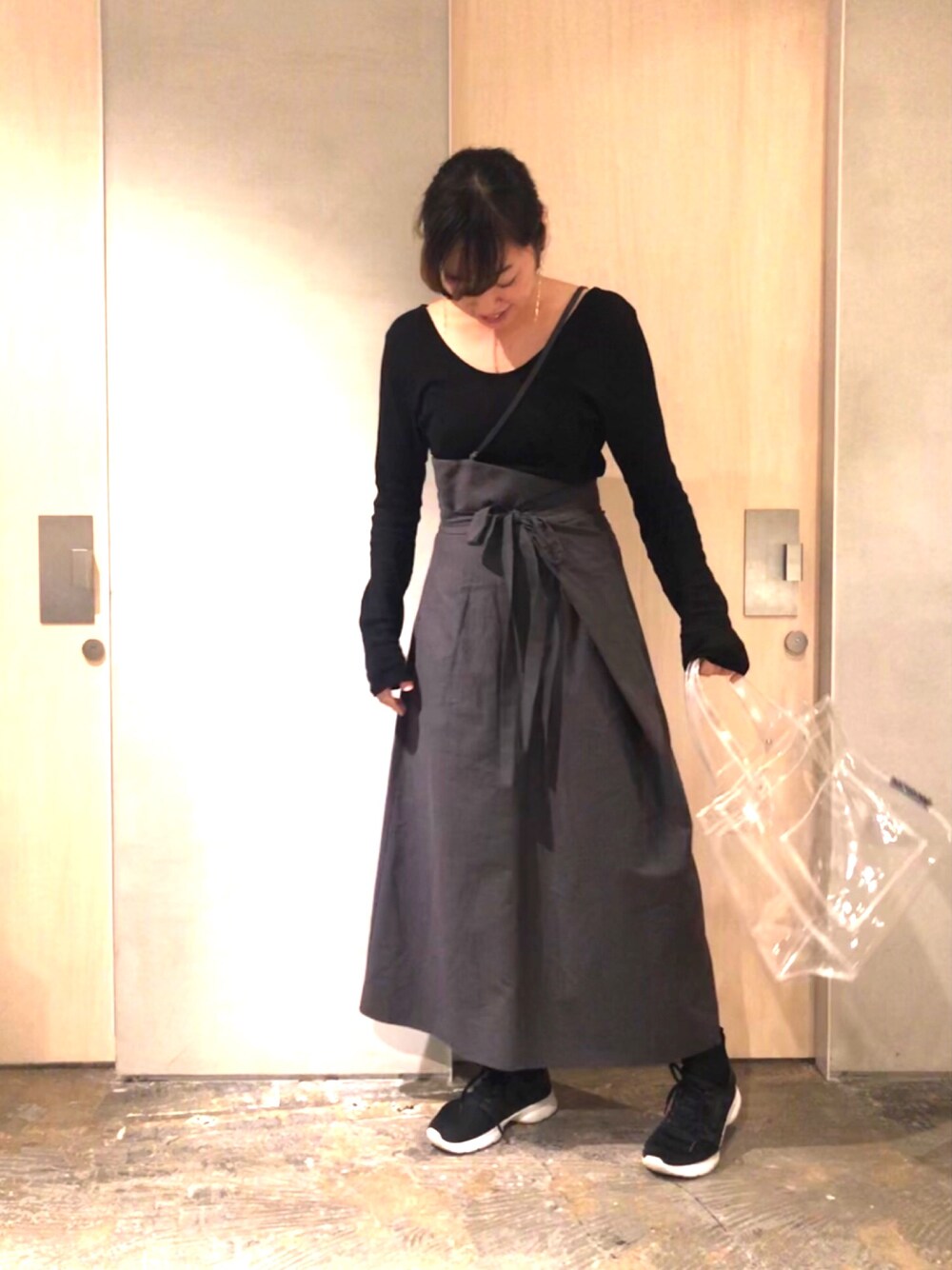 「スカート、スカートスタイル、スカート×スニーカー、春夏コーデ、モノトーン、モノトーンコーデ、シンプル、ストライプ、リボン、大人カジュアル」｜「rukkilillのアイテム（スカート、ブラック系）」を使った、SMMさん（レディース・165cm）の春コーディネートの1枚目の写真