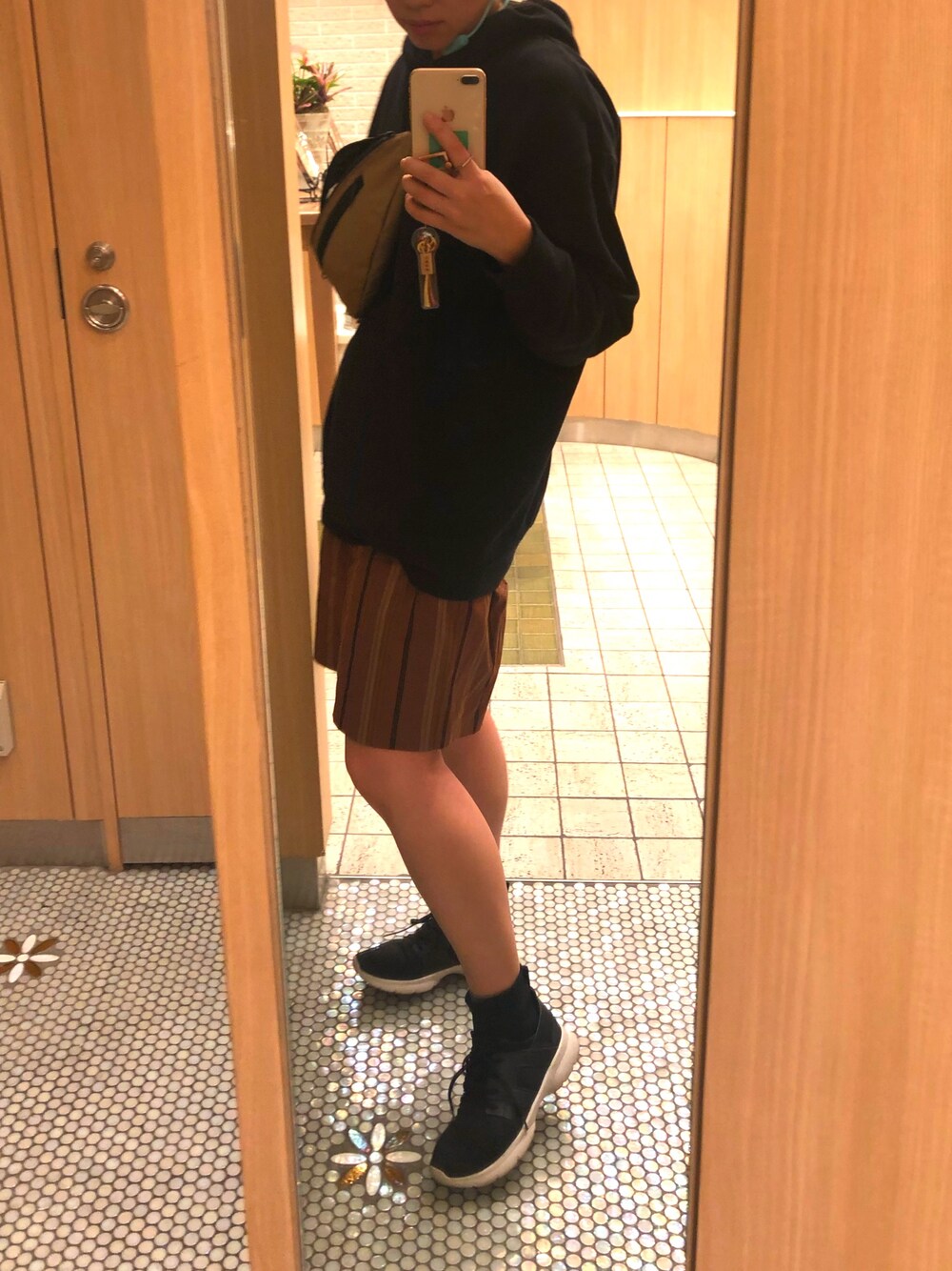 「ショートパンツ、パンツスタイル、パンツ、GU、ユニクロ、メンズライク、ユニセックス、黒パーカー、パーカー、フード」｜「nitcaのサテンストライプ イージーショートパンツ（その他パンツ、ブラウン系）」を使った、SMMさん（レディース・165cm）の春コーディネートの1枚目の写真