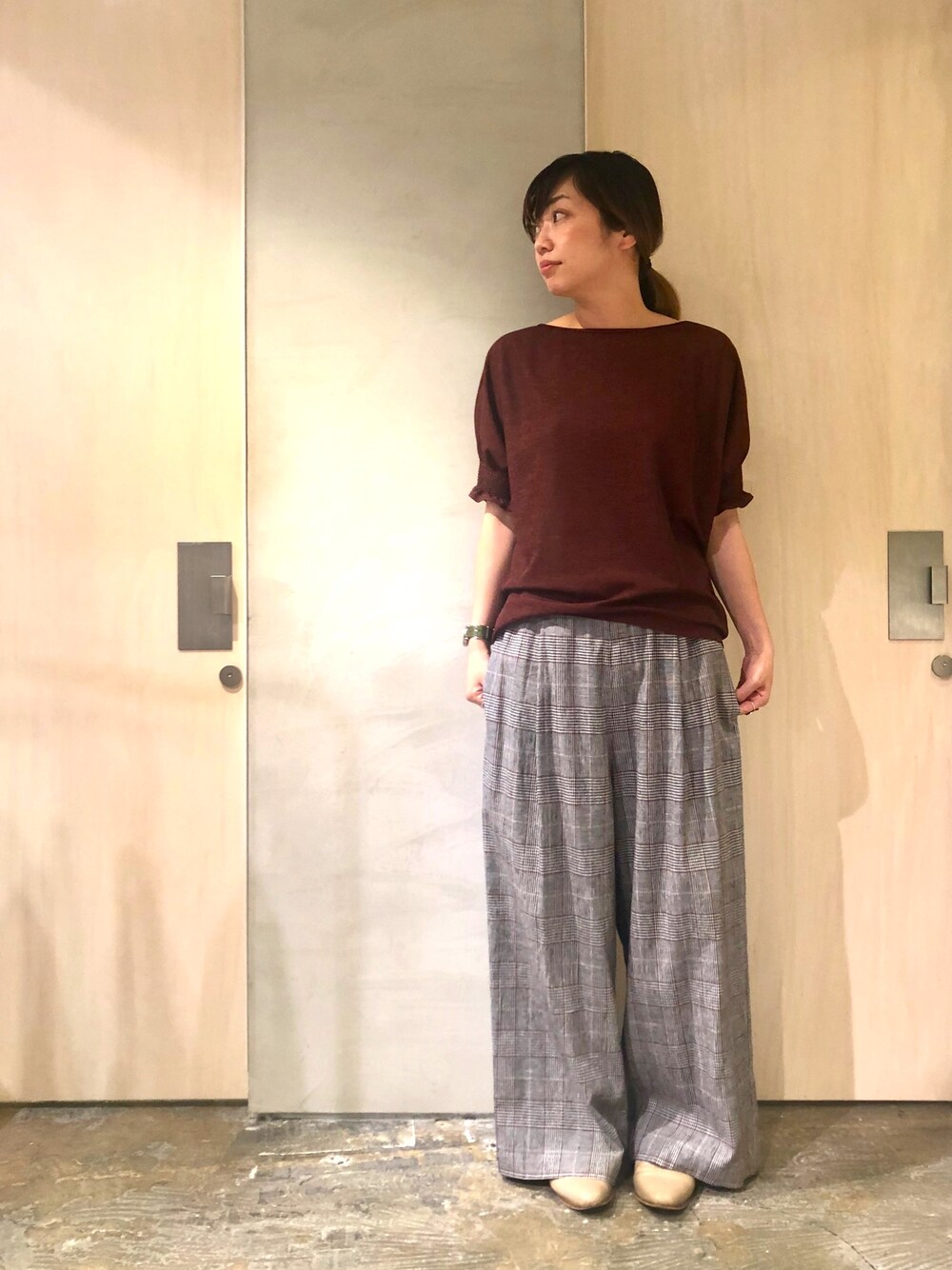「ボルドー、ブラウス、シャーリング、赤、チェック、チェックパンツ、麻、リネン、ワイドパンツ、ゆるコーデ」｜「nitcaのパリネ楊柳　シャーリングブラウス（シャツ/ブラウス、ブラウン系）」を使った、SMMさん（レディース・165cm）の春コーディネートの1枚目の写真