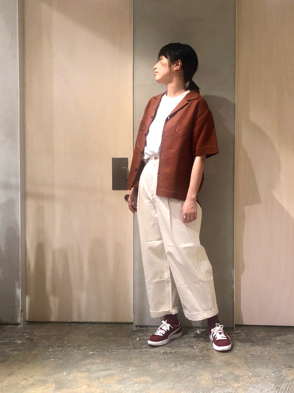 「シンプル、夏コーデ、ゆるコーデ、ボルドー、スニーカー、開襟シャツ、シャツスタイル、シャツ、PUMA、ハイウエスト」｜「nitcaの80/2GV平二重 配色ステッチ開襟ブラウス（シャツ/ブラウス、ブラウン系）」を使った、SMMさん（レディース・165cm）の春コーディネートの1枚目の写真