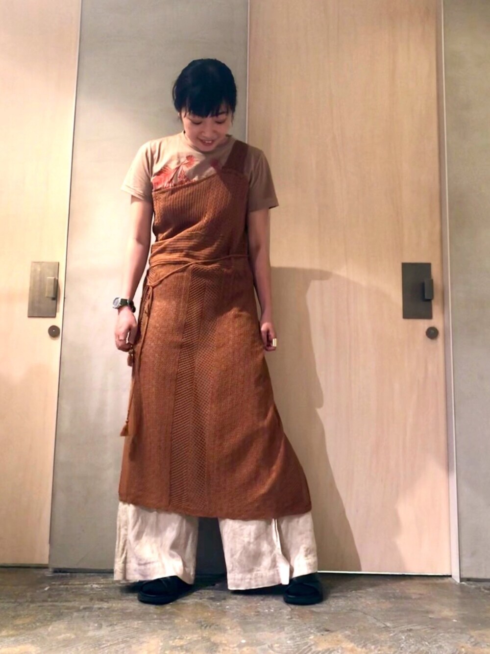 「ニット、ニットワンピース、ニットワンピ、ワイドパンツ、ゆるパンツ、ゆるコーデ、透け感、ワントーンコーデ、刺繍、ベージュ」｜「nitcaのSHARLYCARN　60/2H/T COTTON 変形ワンピース（ワンピース、ブラウン系）」を使った、SMMさん（レディース・165cm）の夏コーディネートの1枚目の写真