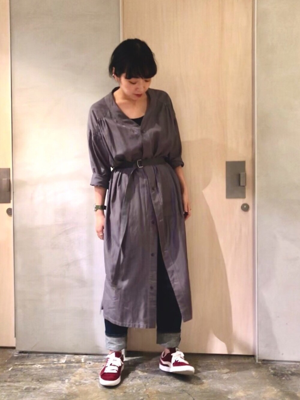 「秋コーデ、秋、大人かわいい、シャツワンピ、シャツスタイル、ウエストマーク、パープル、デニム、スニーカー、おだんごヘアー」｜「nitcaのアイテム（ワンピース/ドレス、パープル系）」を使った、SMMさん（レディース・165cm）の夏コーディネートの1枚目の写真