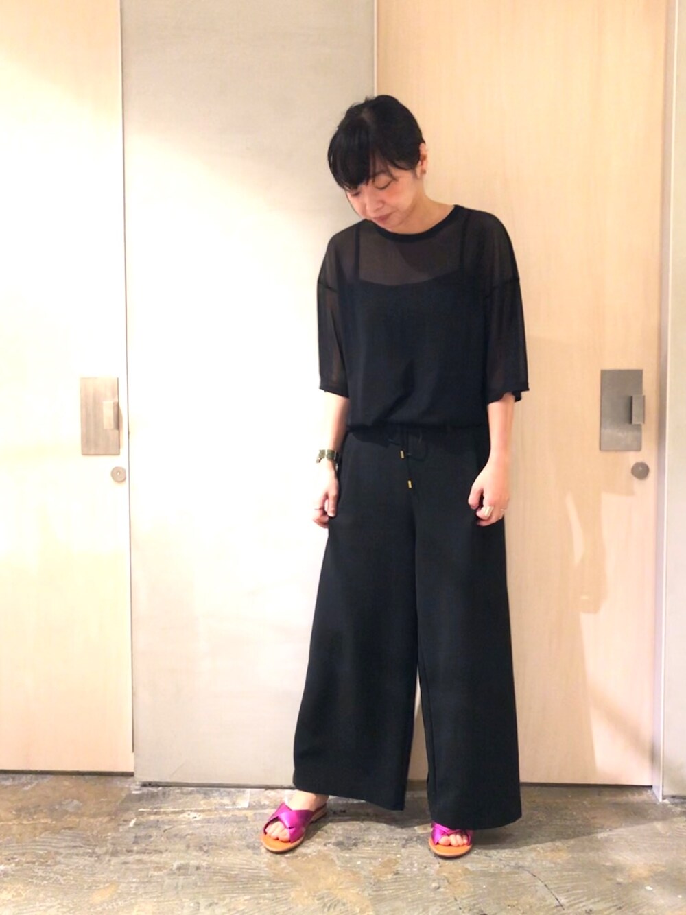「シンプル、オトナカジュアル、モノトーン、シースルー、チュール、透け感、ブラック、黒、ピンク、ラクチンコーデ」｜「nitcaの66Nﾁｭｰﾙ半袖Ｔシャツ（Tシャツ/カットソー、ブラック系）」を使った、SMMさん（レディース・165cm）の夏コーディネートの1枚目の写真