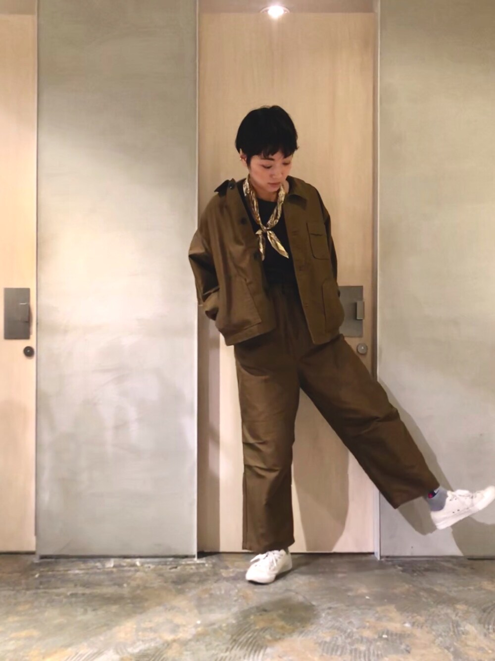 「セットアップ、チノパン、メンズライク、ユニセックス、カーキ、ワイドパンツ、タックパンツ、白スニーカー、スカーフ、秋コーデ」｜「note et silence のGIZA COTTON MOLESKIN タックパンツ（チノパンツ、ブラウン系）」を使った、SMMさん（レディース・165cm）の夏コーディネートの1枚目の写真
