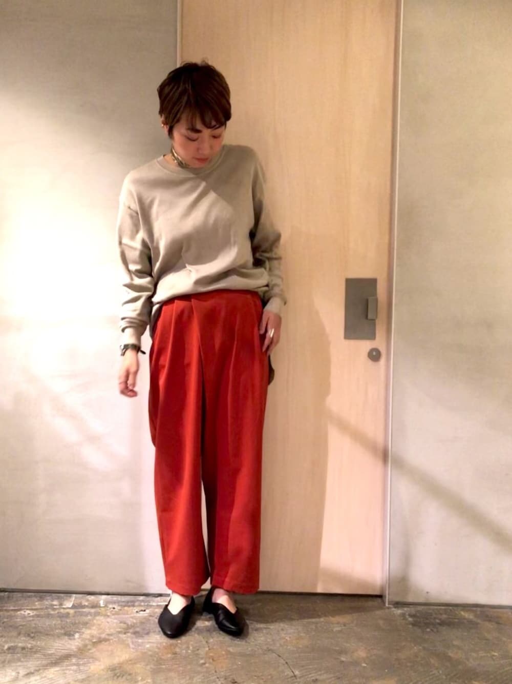 「秋のコーデ、秋コーデ、オトナカジュアル、シンプル、スカーフ、スカーフアレンジ、オレンジ、ワイトパンツ、パンツスタイル、ラクチンコーデ」｜「ikiのアイテム（トップス、グレー系）」を使った、SMMさん（レディース・165cm）の秋コーディネートの1枚目の写真