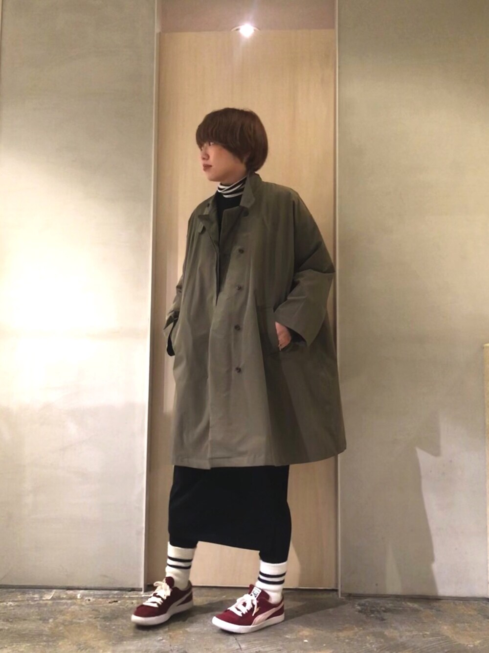 「カーキ、ライナーコート、シンプル、ポンチョ、ミリタリー、Aラインコート、ワンピース、ワンピース×スニーカー、黒、PUMA」｜「cardo fabricaのピーチツイルライナー付きフーディコート（ステンカラーコート、グリーン系）」を使った、SMMさん（レディース・165cm）の冬コーディネートの1枚目の写真