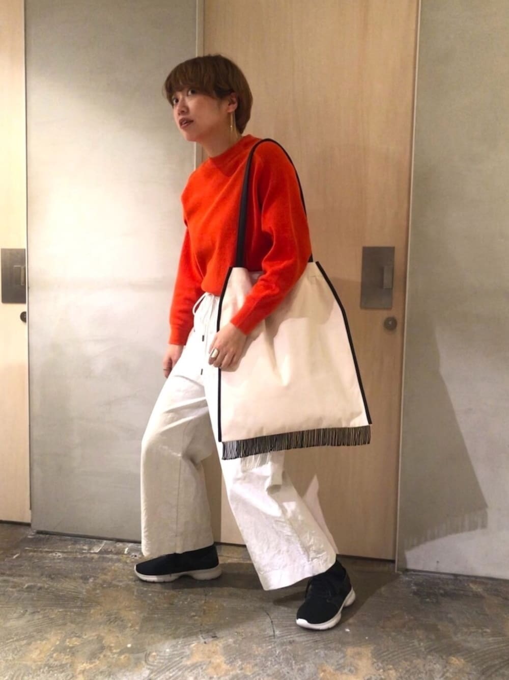「シンプルコーデ、春コーデ、春、オレンジ、白パンツ、トートバッグ、spring、さわやか、クルーネック、ゆるコーデ」｜「note et silence の32S/2 カノコショートプルオーバー（ニット/セーター、オレンジ系）」を使った、SMMさん（レディース・165cm）の冬コーディネートの1枚目の写真
