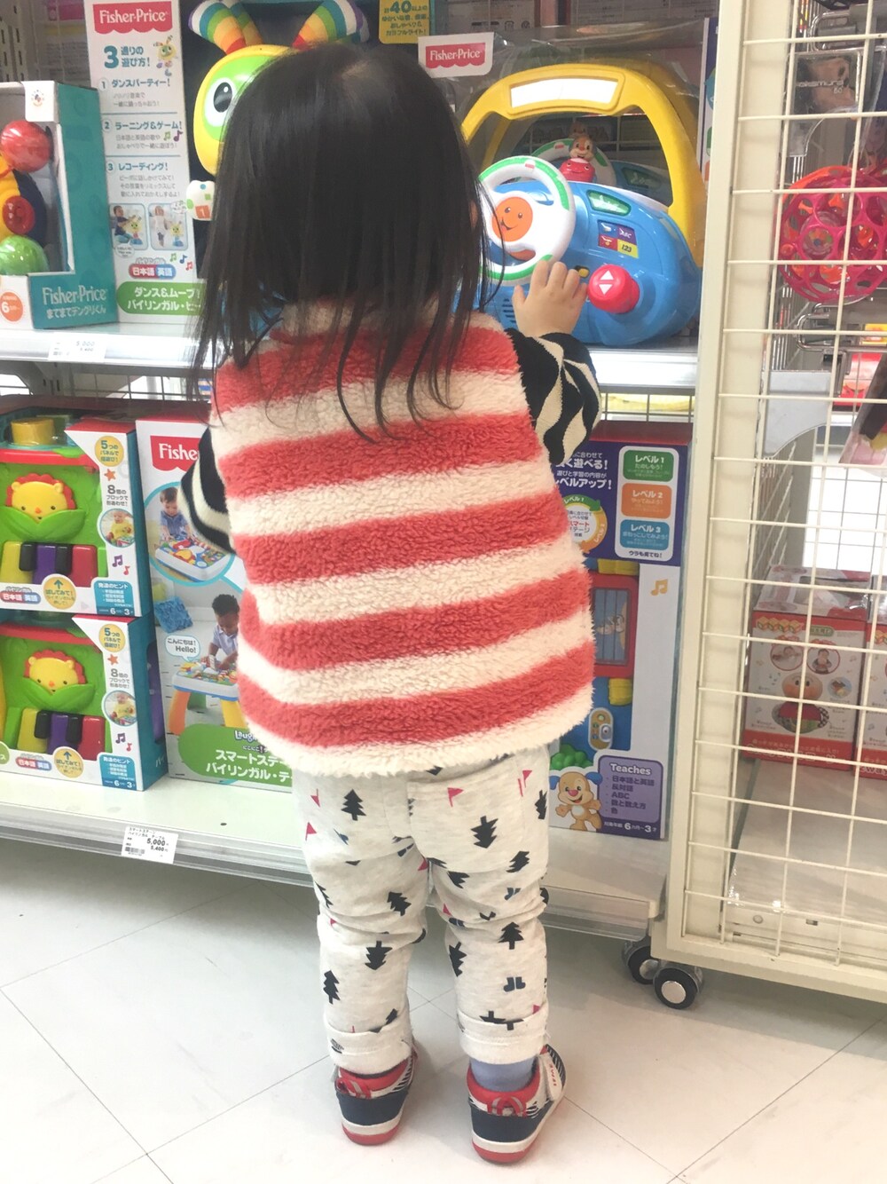 「冬コーデ、シンプル、カジュアル、ベスト、ボーダー、ボーダートップス、裏起毛、裏起毛パンツ、西松屋、ラブアンドピースアンドマネー(LOVE&PEACE&MONEY)」｜「西松屋のアイテム（ニット/セーター、ブラック系）」を使った、ｶﾘﾎﾟさん（キッズ・80cm）の冬コーディネートの1枚目の写真
