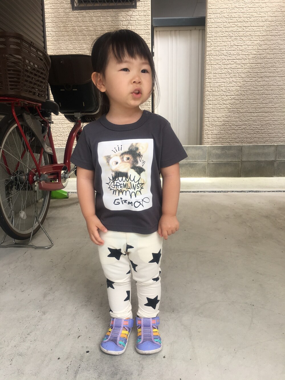 「カジュアル、カジュアルコーデ、シンプル、シンプルコーデ、summer、Tシャツ、ブラック、黒、星柄、ギズモ」｜「b・ROOMの【グレムリンコラボ】ギズモ半袖Ｔシャツ（Tシャツ/カットソー、グレー系）」を使った、ｶﾘﾎﾟさん（キッズ・80cm）の夏コーディネートの1枚目の写真