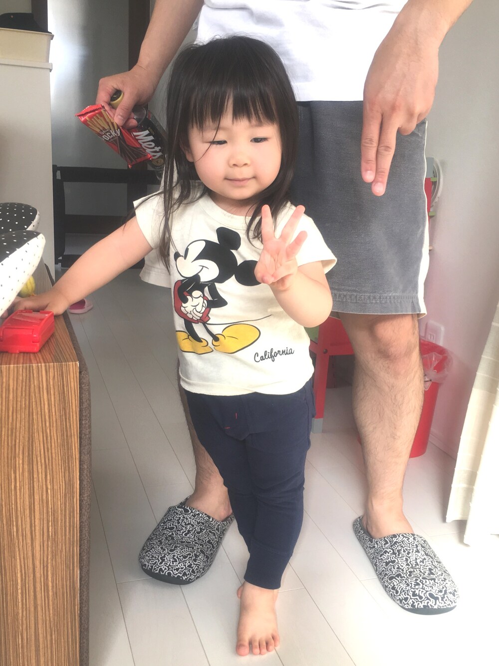 「カジュアル、シンプル、ラフ、ゆるコーデ、Tシャツ、バックプリント、ミッキーT、夏、F.O.KIDS、Branshes」｜「F.O.KIDSのDisney（ディズニー）ミッキーＴシャツ（Tシャツ/カットソー、ホワイト系）」を使った、ｶﾘﾎﾟさん（キッズ・80cm）の夏コーディネートの1枚目の写真