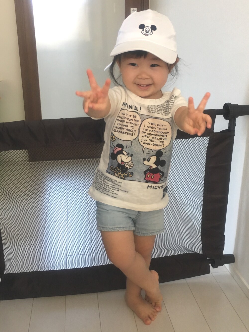 「カジュアル、シンプル、カジュアルコーデ、シンプルコーデ、パンツスタイル、Tシャツ、ミッキー、デニム、帽子、ラブアンドピース2017」｜「Disneyの∴WEGO/Disneyローキャップ（キャップ、ホワイト系）」を使った、ｶﾘﾎﾟさん（キッズ・80cm）の秋コーディネートの1枚目の写真