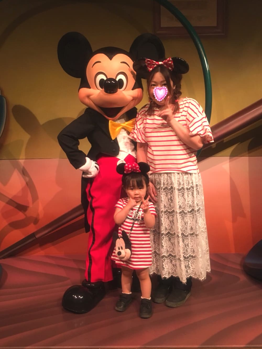 「夏コーデ、ボーダー、赤、赤ボーダー、ボーダートップス、ママコーデ、x-girl stages、disney、ディズニー、ディズニーコーデ」｜「Chicoのラッフル袖ラウンドﾞVネックTシャツ（Tシャツ/カットソー、レッド系）」を使った、ｶﾘﾎﾟさん（レディース・153cm）の夏コーディネートの1枚目の写真