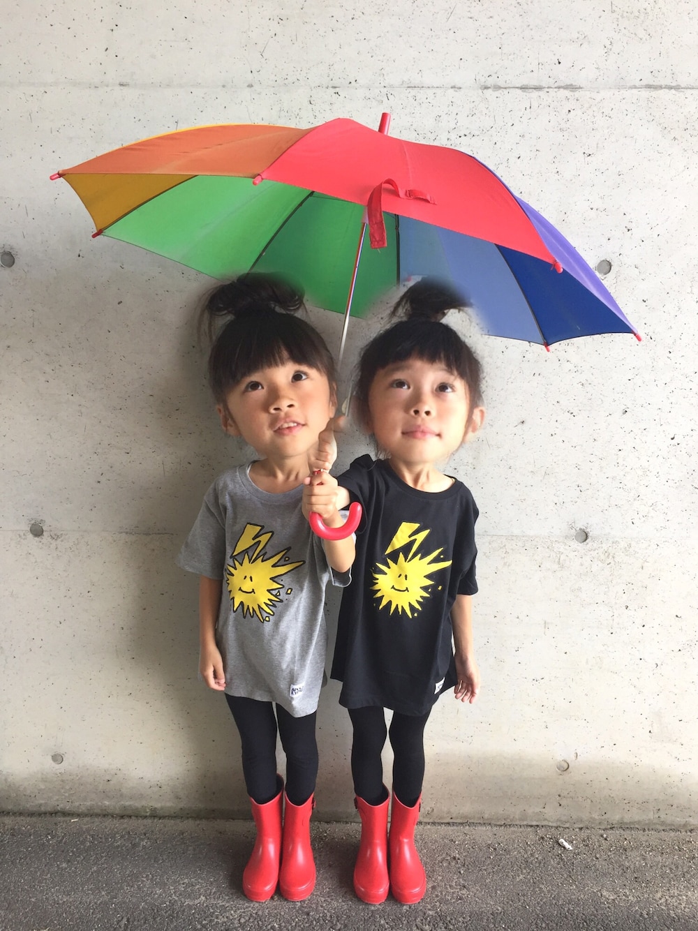 「ゆるキャラ、ふたごコーデ、双子コーデ」｜「SPACEのアイテム（Tシャツ/カットソー、ブラック系）」を使った、ひよ。こは。さん（キッズ・110cm）の夏コーディネートの1枚目の写真