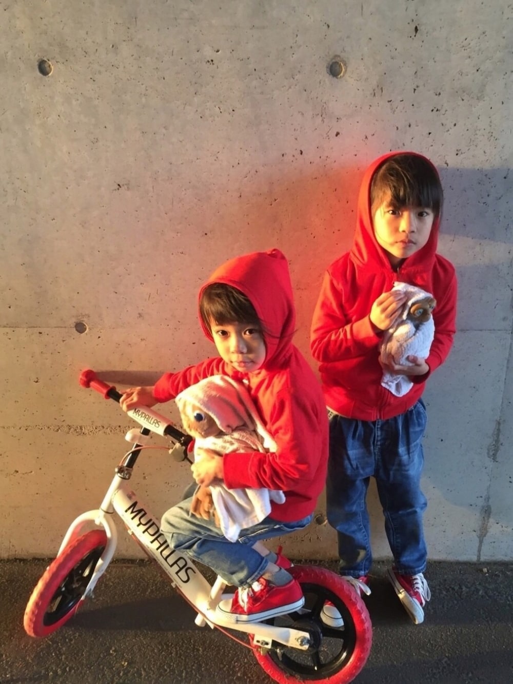 「E.T.、エリオット、ハロウィン、ハロウィンコーデ、仮装、ふたごコーデ、双子コーデ」｜「devirockの長袖ベーシックジップアップパーカー　ジップパーカー（パーカー、レッド系）」を使った、ひよ。こは。さん（キッズ・110cm）の秋コーディネートの1枚目の写真