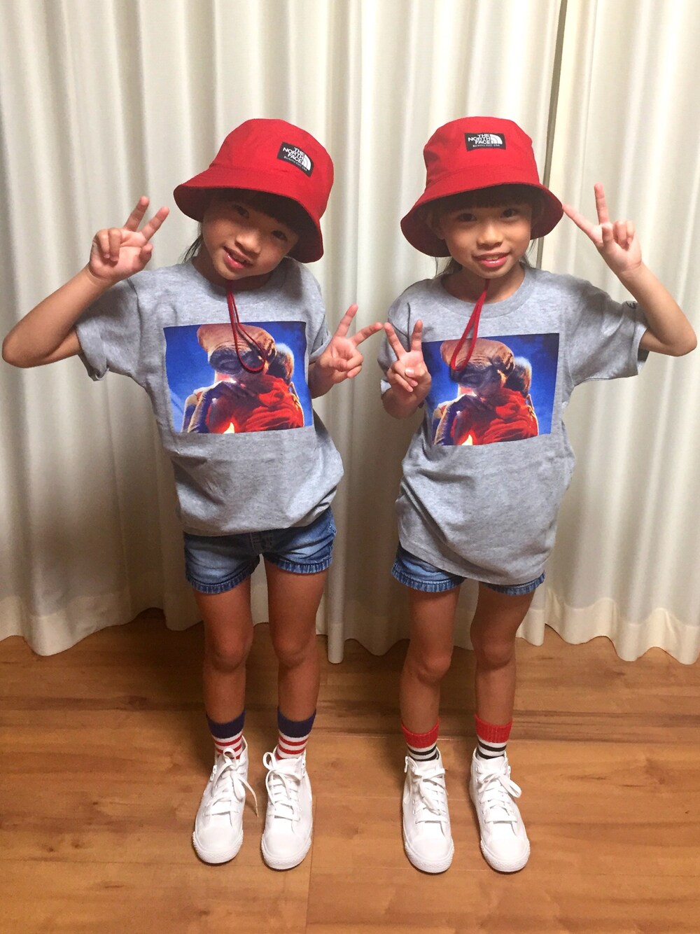 「ラブアンドピース2018、E.T.、THE NORTH FACE、ボーダー、converse、ふたごコーデ、双子コーデ」｜「THE NORTH FACEのTHE NORTH FACE/キッズキャンプサイドハット（ハット、レッド系）」を使った、ひよ。こは。さん（キッズ・110cm）の秋コーディネートの1枚目の写真