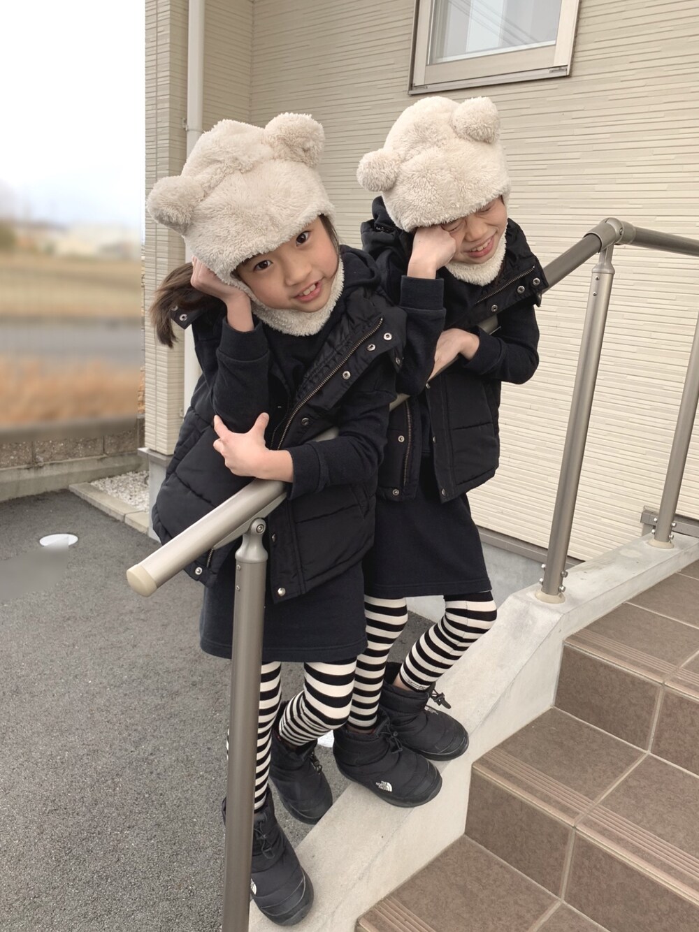 「ボーダー、ベスト、スウェットワンピース、ヌプシ、THE NORTH FACE、ふたごコーデ、双子コーデ」｜「quoti use fithの裏毛長袖膝上パーカーOP（ワンピース、ブラック系）」を使った、ひよ。こは。さん（キッズ・110cm）の冬コーディネートの1枚目の写真