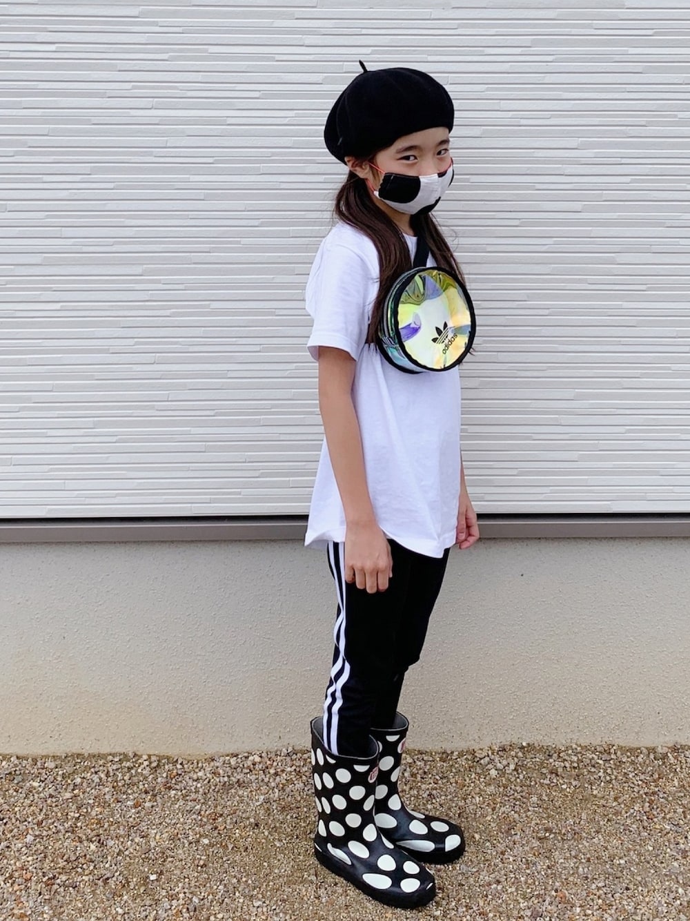 「ラインパンツ、白Tシャツ、Tシャツ、サーモベレー、ベレー帽、モノトーン、モノトーンコーデ、クリアバッグ、adidas」｜「Ampersandのサーモベレー（ハンチング/ベレー帽、ブラック系）」を使った、ひよ。こは。さん（キッズ・125cm）の夏コーディネートの1枚目の写真
