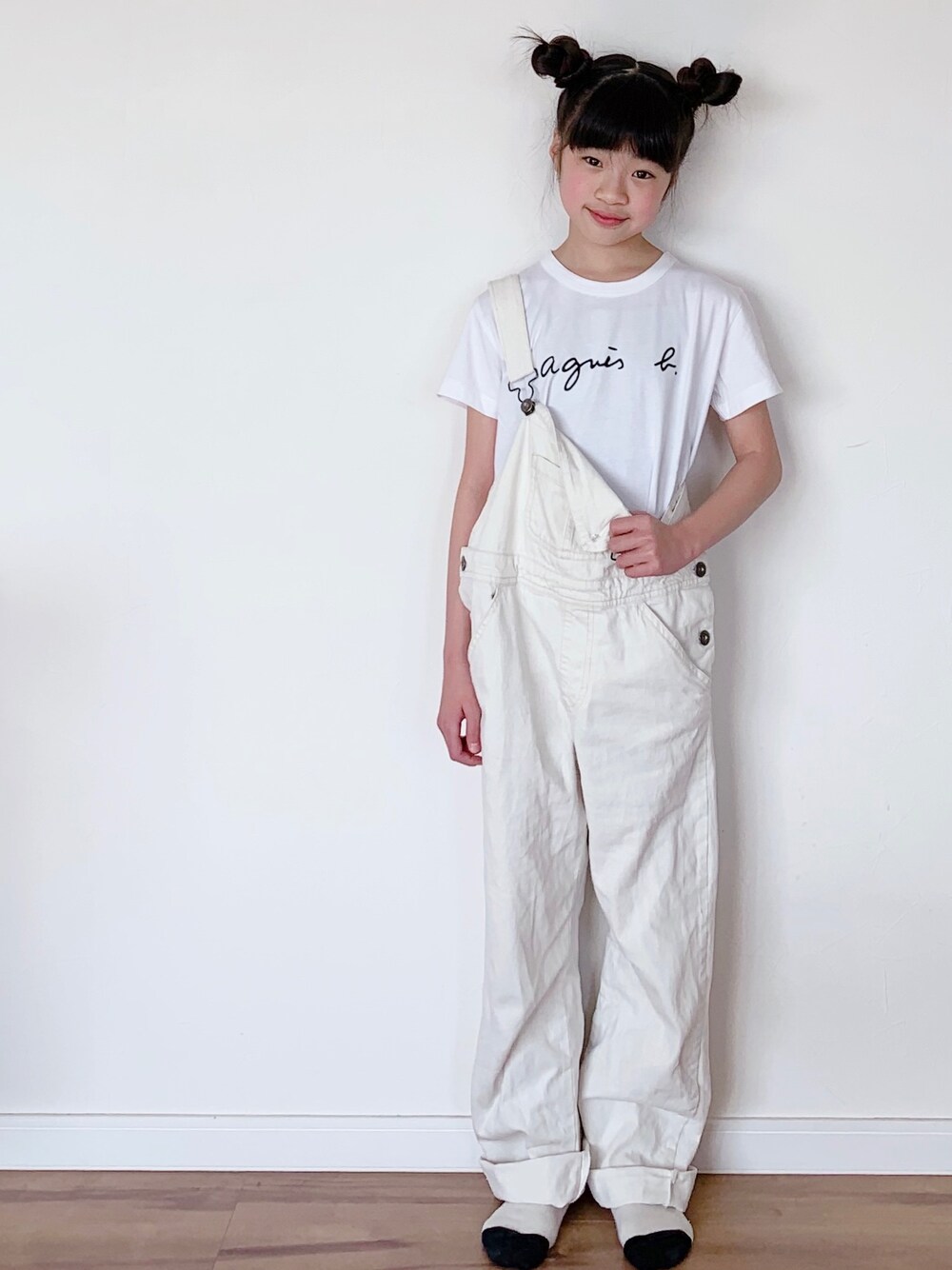 「agnes b.、Tシャツ、オーバーオール、ホワイト、ホワイトコーデ」｜「agnes b.のS137 E TS キッズ ロゴTシャツ（Tシャツ/カットソー、ホワイト系）」を使った、ひよ。こは。さん（キッズ・131cm）の冬コーディネートの1枚目の写真