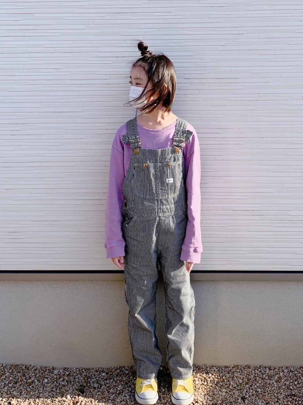 「ヒッコリー、オーバーオール、LEE、スウェット、イエロー、converse、マスクストラップ」｜「Life Support Productsの【ビンテージ感たっぷり】ピグメントトレーナー（80～150cm）（スウェット、パープル系）」を使った、ひよ。こは。さん（キッズ・131cm）の春コーディネートの1枚目の写真